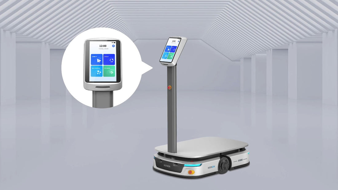 Keenon S100 Transportroboter mit Ladefläche und Touch-Display in einer hellen Halle, Detailansicht der Bedienoberfläche